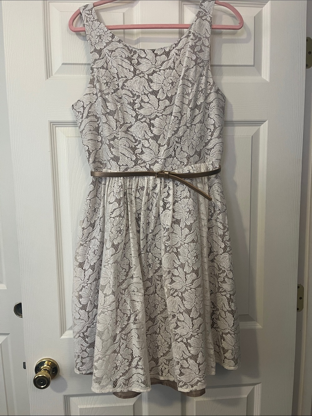 Jessica Howard Off-White Floral Lace Fit-and-Flare Dress with Gold Belt